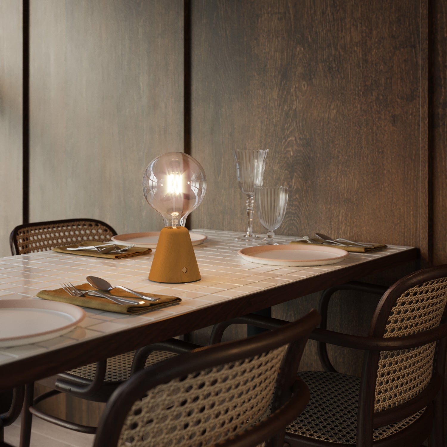 Lampada portatile ricaricabile Cabless01 con lampadina globo G125 - Zafferano