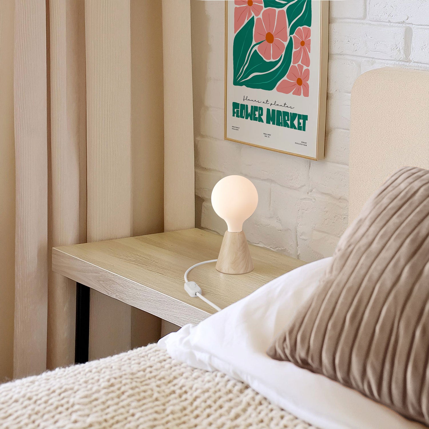 Lampada da tavolo con base in ontano, lampadina a effetto porcellana, cavo RM01 e spina UK