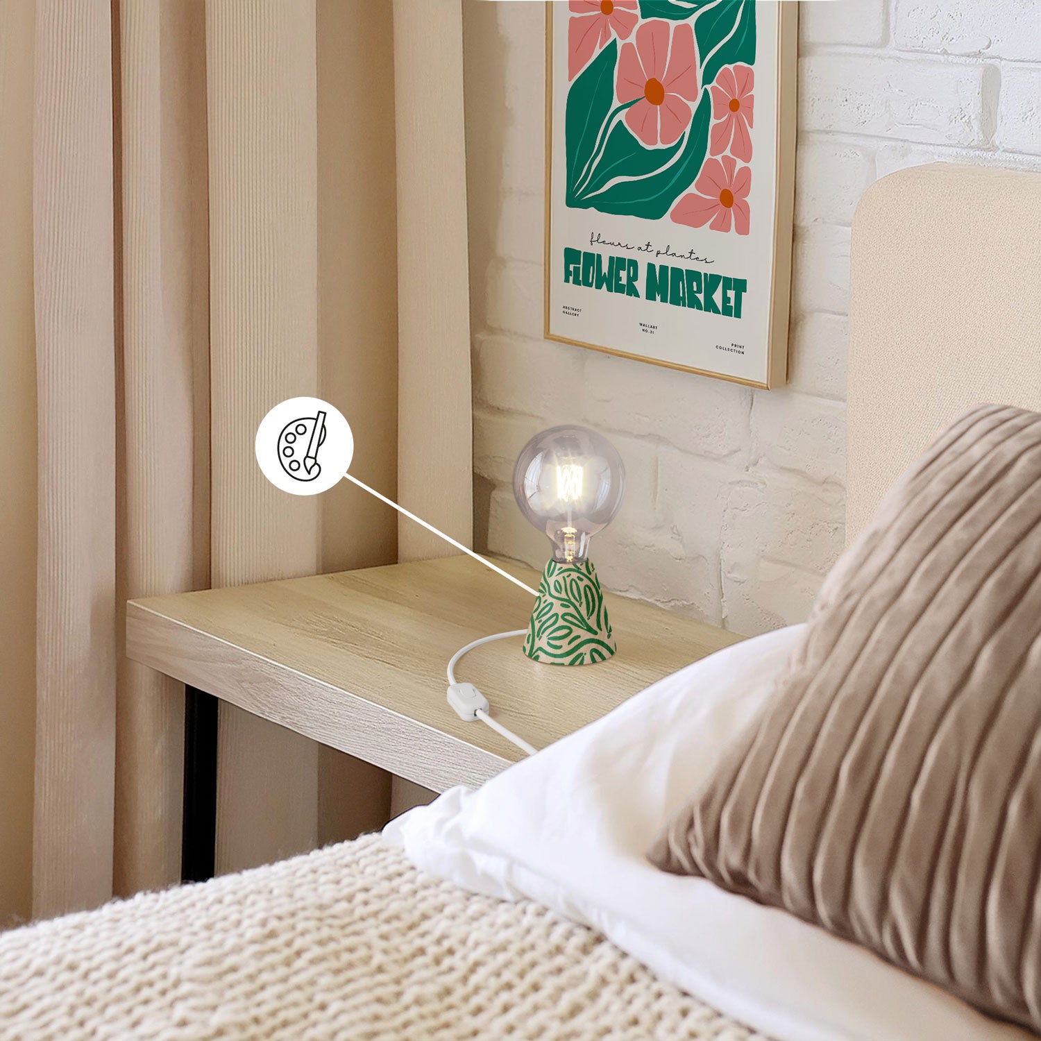 Lampada da tavolo con base in ontano, lampadina trasparente, cavo RM01 e spina UK