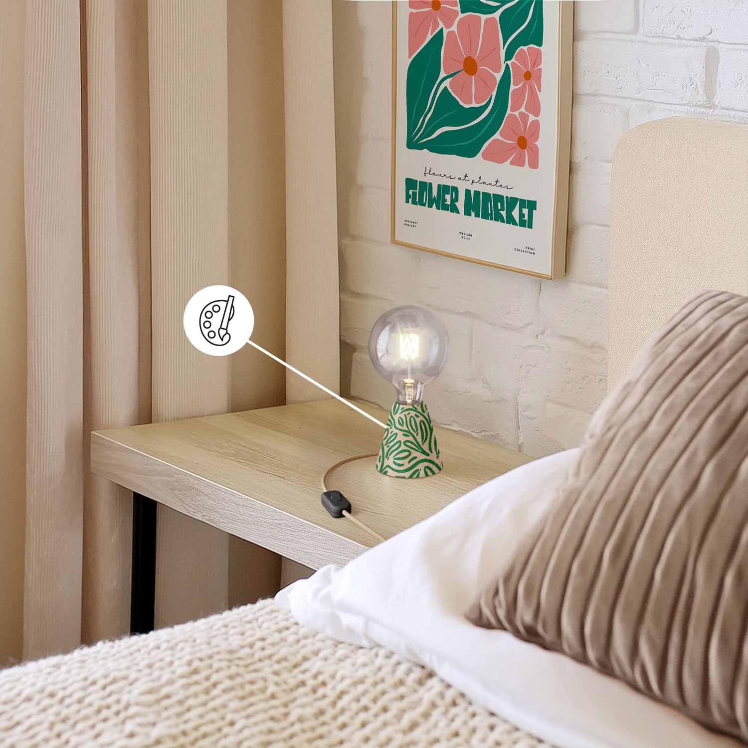 Lampada da tavolo con base in ontano, lampadina trasparente, cavo RN06 e spina UK