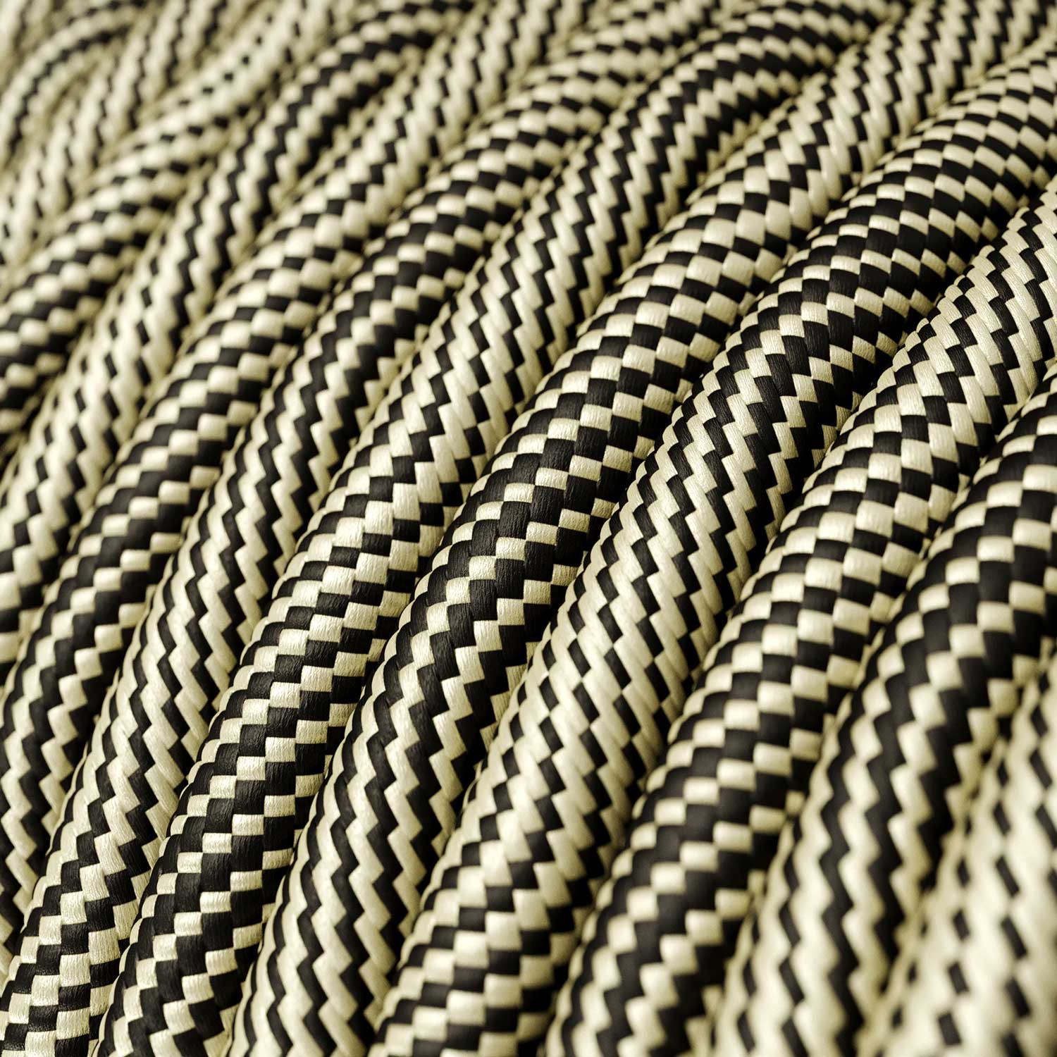 Viseče svetilo s tekstilnim kablom in kovinskimi detajli - Izdelano v Italiji