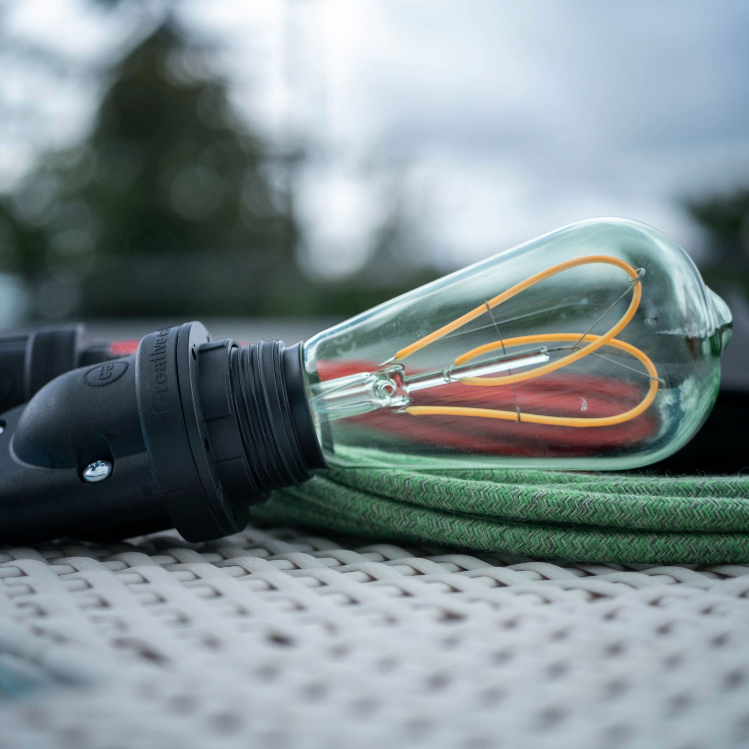 Zunanje viseče svetilo EIVA za senčilo, z 1,5 M tekstilnega kabla, silikonsko rozeto in grlom z IP65 vodoodporno zaščito