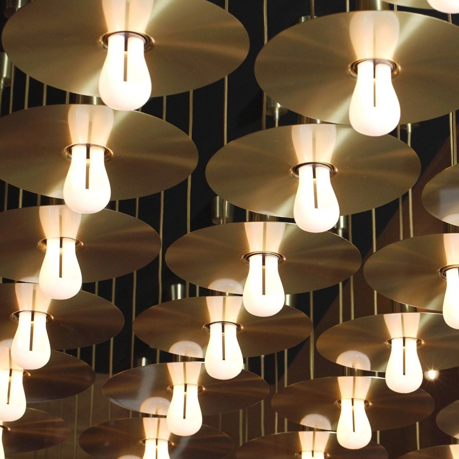 LED sijalka Plumen 002 6,5W E27 zatemnilna 2200K