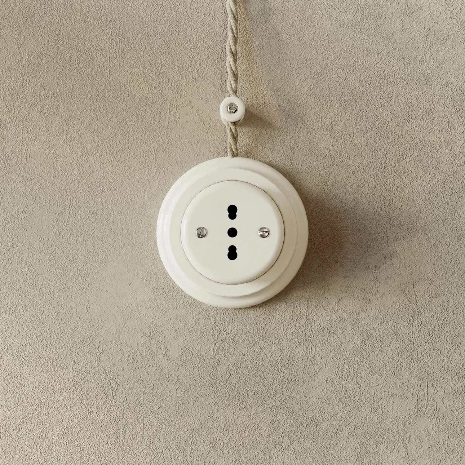 Podstavek iz porcelana za električno vtičnico in stikalo / preklopnik