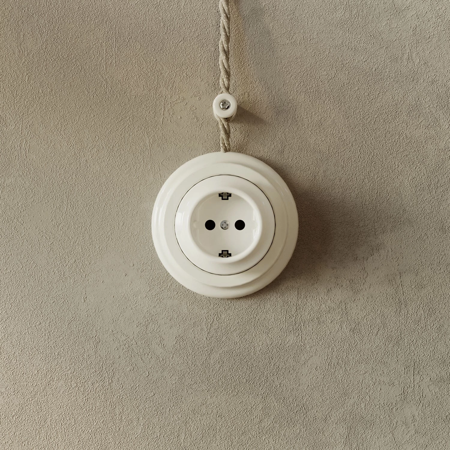 Set vtičnice Schuko za stensko vgradnjo in podstavek iz porcelana