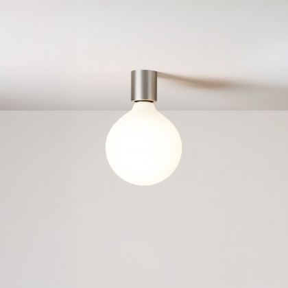 Kovinska stenska svetilka z globus žarnico s porcelanskim učinkom