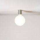 Kovinska stenska svetilka z globus žarnico s porcelanskim učinkom