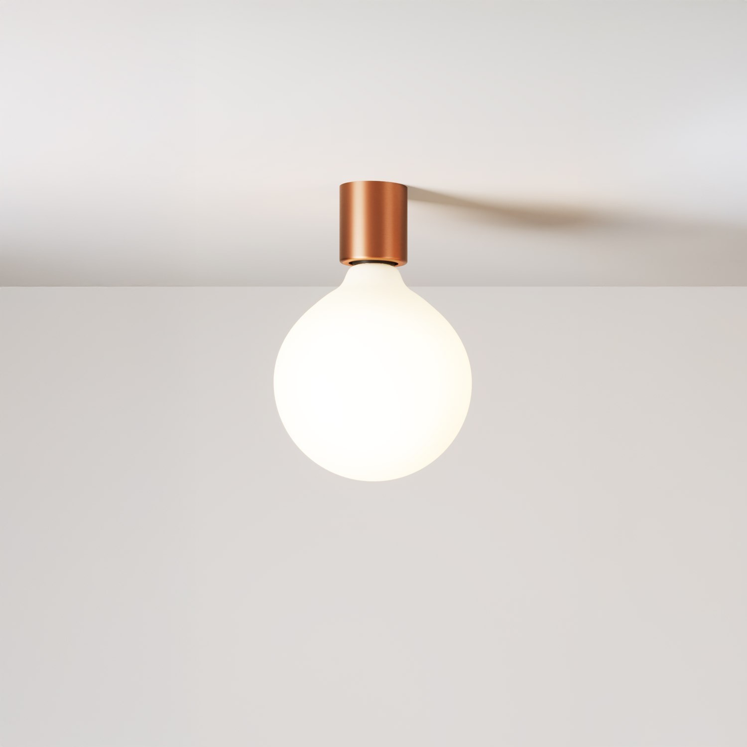 Kovinska stenska svetilka z globus žarnico s porcelanskim učinkom