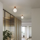 Kovinska stenska svetilka z globus žarnico s porcelanskim učinkom