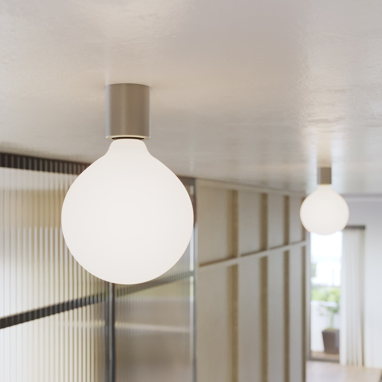 Kovinska stenska svetilka z globus žarnico s porcelanskim učinkom