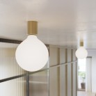 Kovinska stenska svetilka z globus žarnico s porcelanskim učinkom