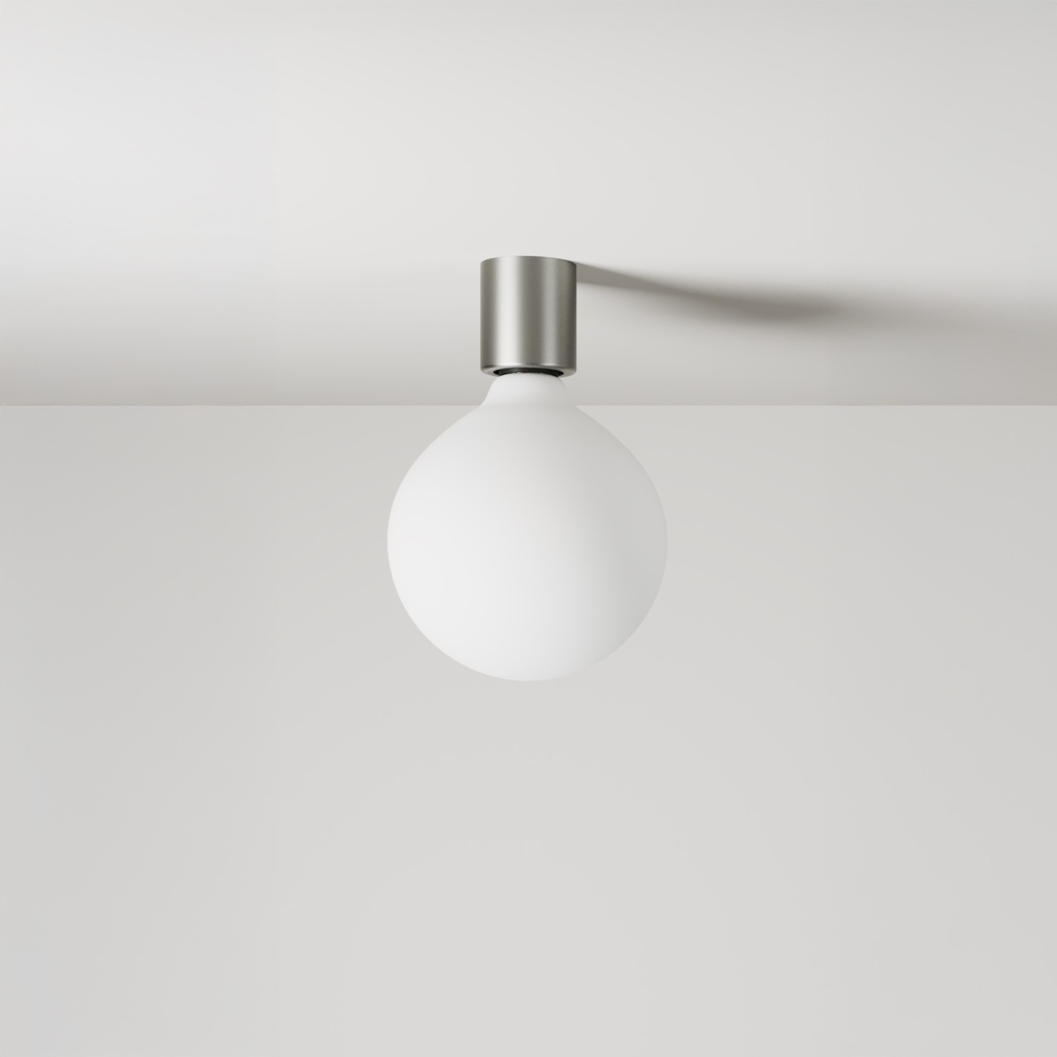 Kovinska stenska svetilka z globus žarnico s porcelanskim učinkom