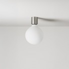 Kovinska stenska svetilka z globus žarnico s porcelanskim učinkom