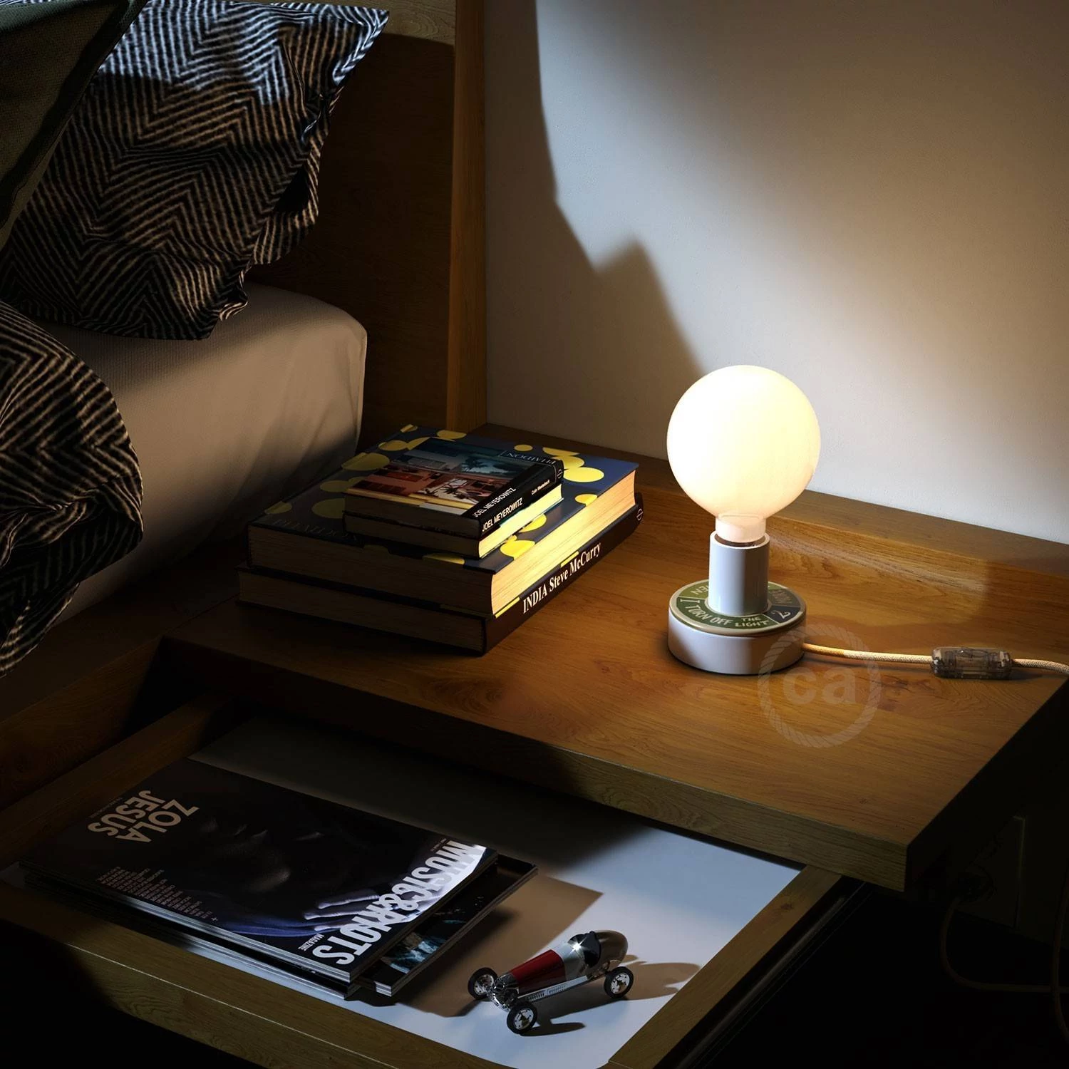 MINI-UFO: obojestranski leseni disk iz zbirke  READING BALLSH*T, napis 2 PAGES + LOVE READING