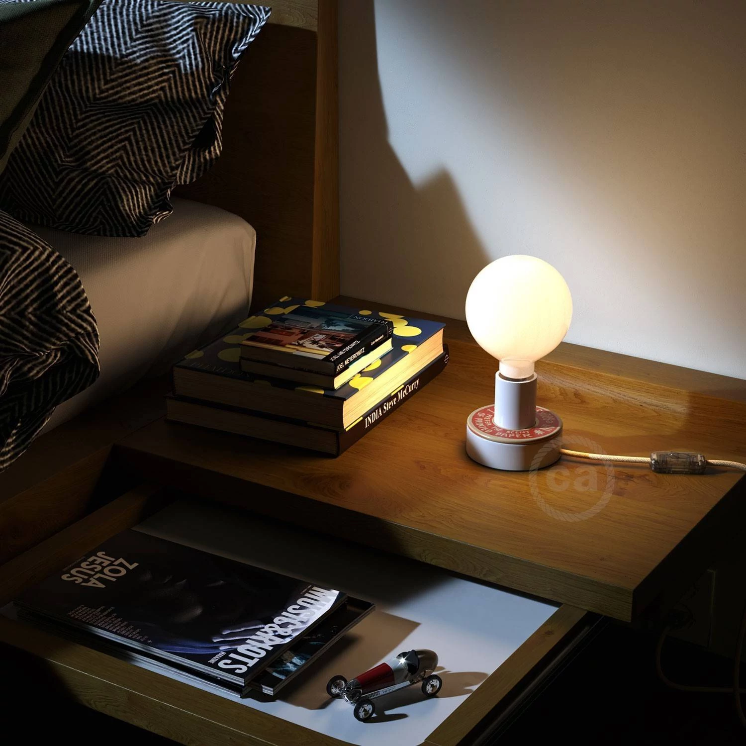MINI-UFO: obojestranski leseni disk iz zbirke READING BALLSH*T, napis PAGE + SCENT OF PAPER