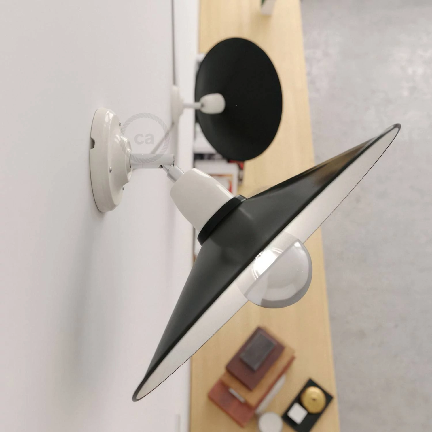 Fermaluce 90° nastavljiv porcelanast stenski podomet s kovinskim senčnikom Swing