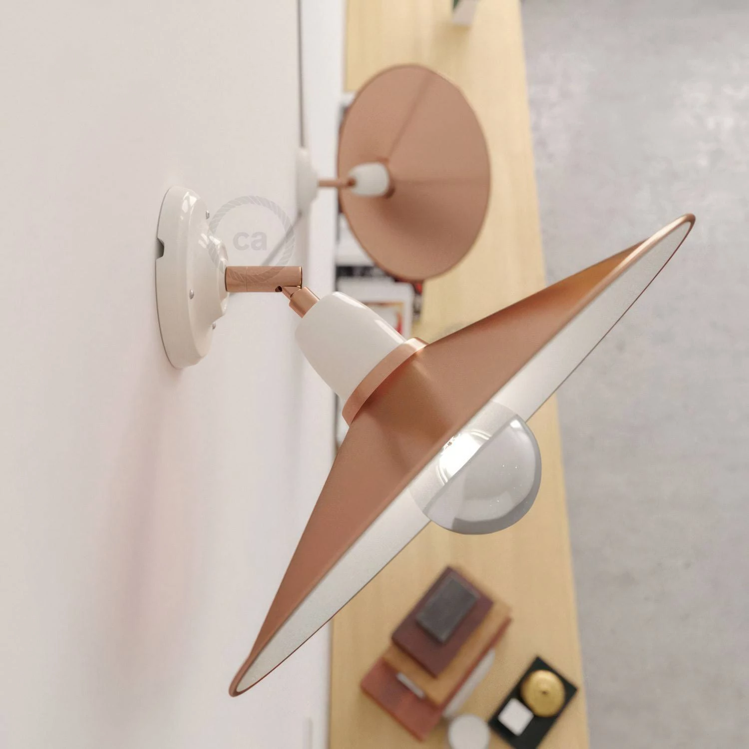 Fermaluce 90° nastavljiv porcelanast stenski podomet s kovinskim senčnikom Swing