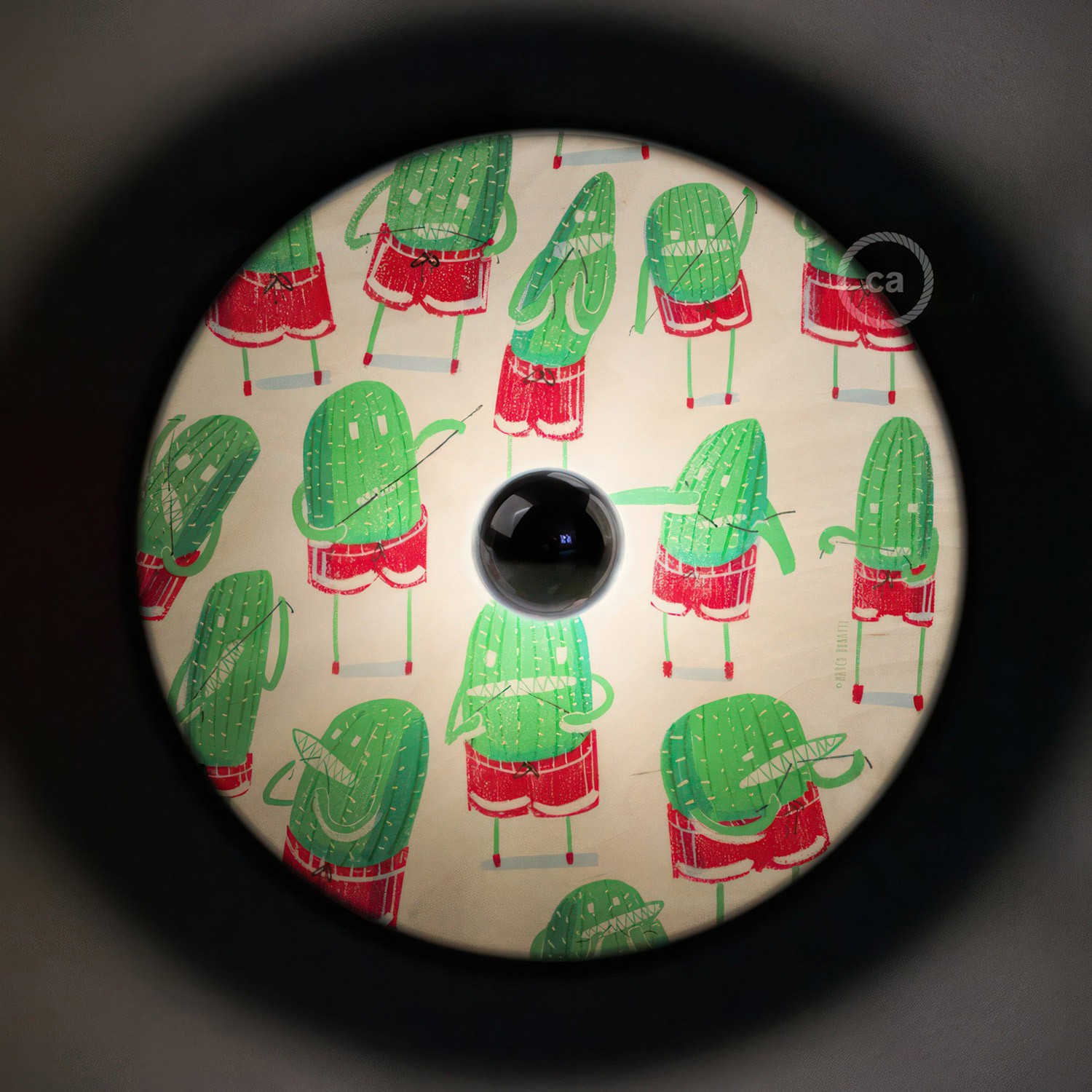 Fermaluce Funny Pop, svetilo z lesenim dvostranskim UFO senčilom, poslikano z ilustracijami različnih avtorjev