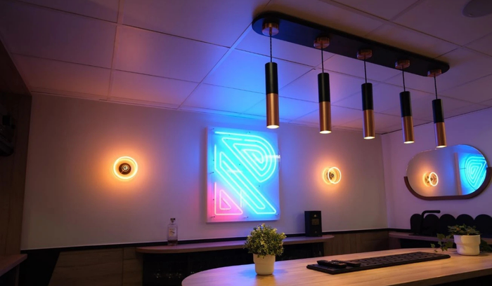 Una sala conferenze, tre identità. A illuminarle, Creative Cables