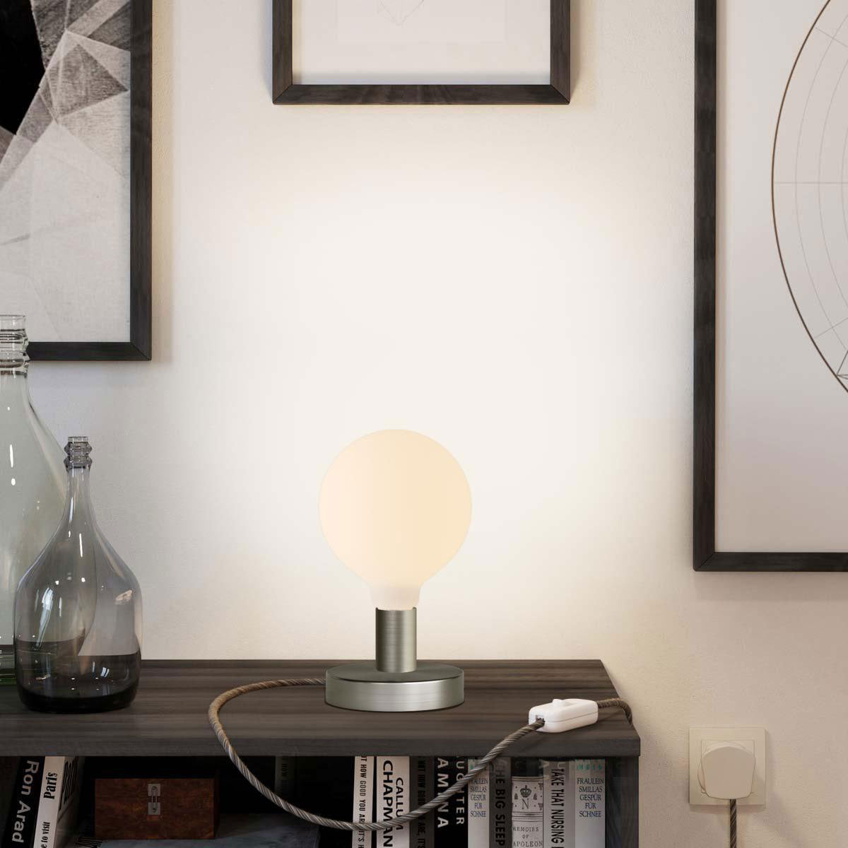 Lampada da tavolo Posaluce Globo in metallo e spina UK - Titanio satinato Interruttore