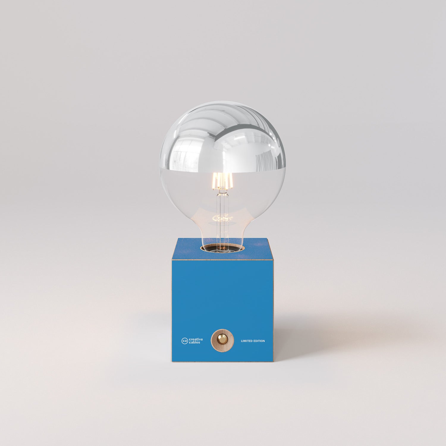 Cabless03 "Futur" con lampadina globo mezza sfera argento - Futur Festival