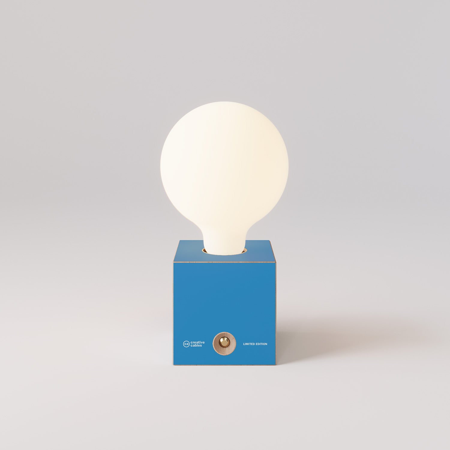 Cabless03 "Futur" con lampadina globo effetto porcellana - Futur Festival