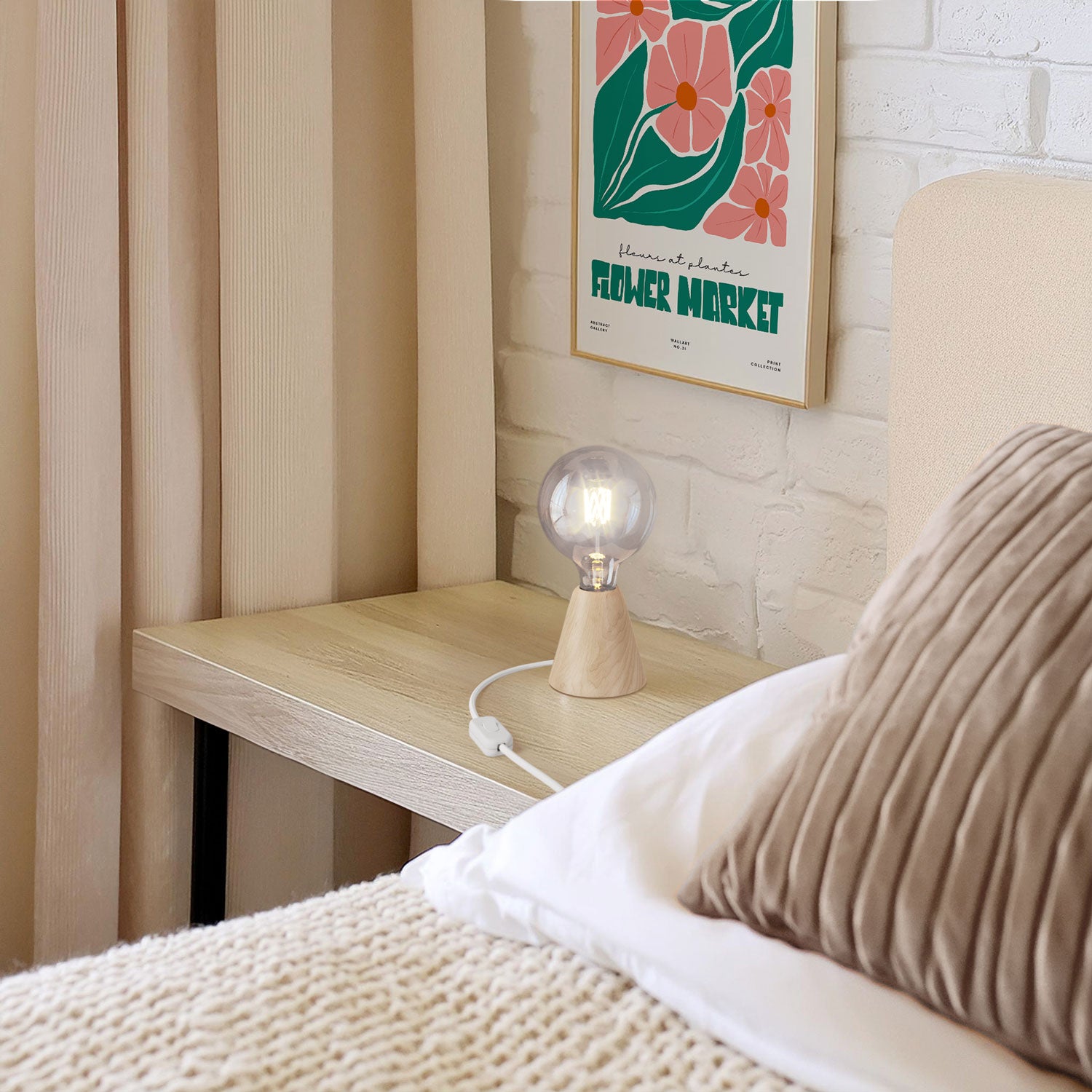 Lampada da tavolo con base in ontano, lampadina trasparente, cavo RM01 e spina UK