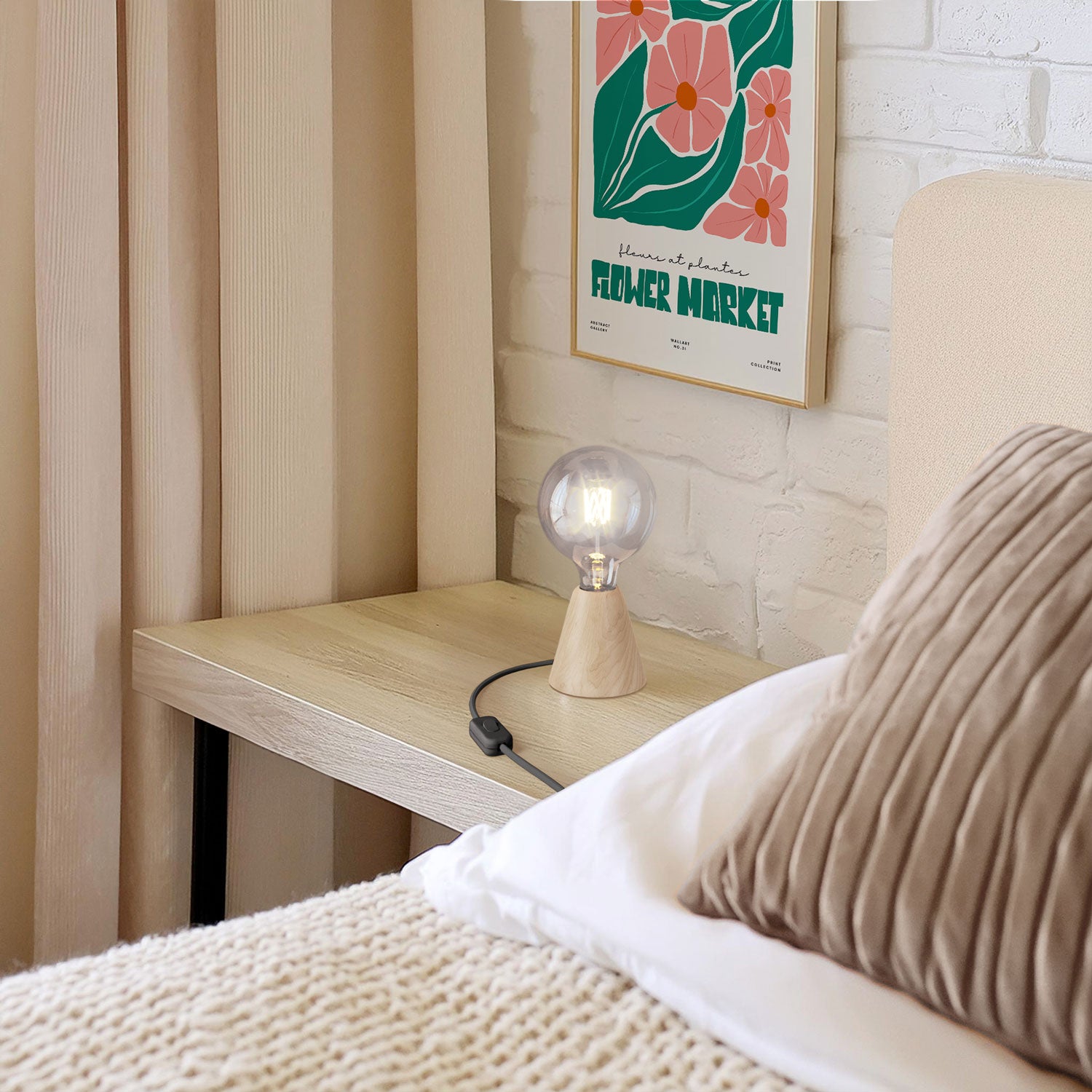 Lampada da tavolo con base in ontano, lampadina trasparente, cavo RM04 e spina UK