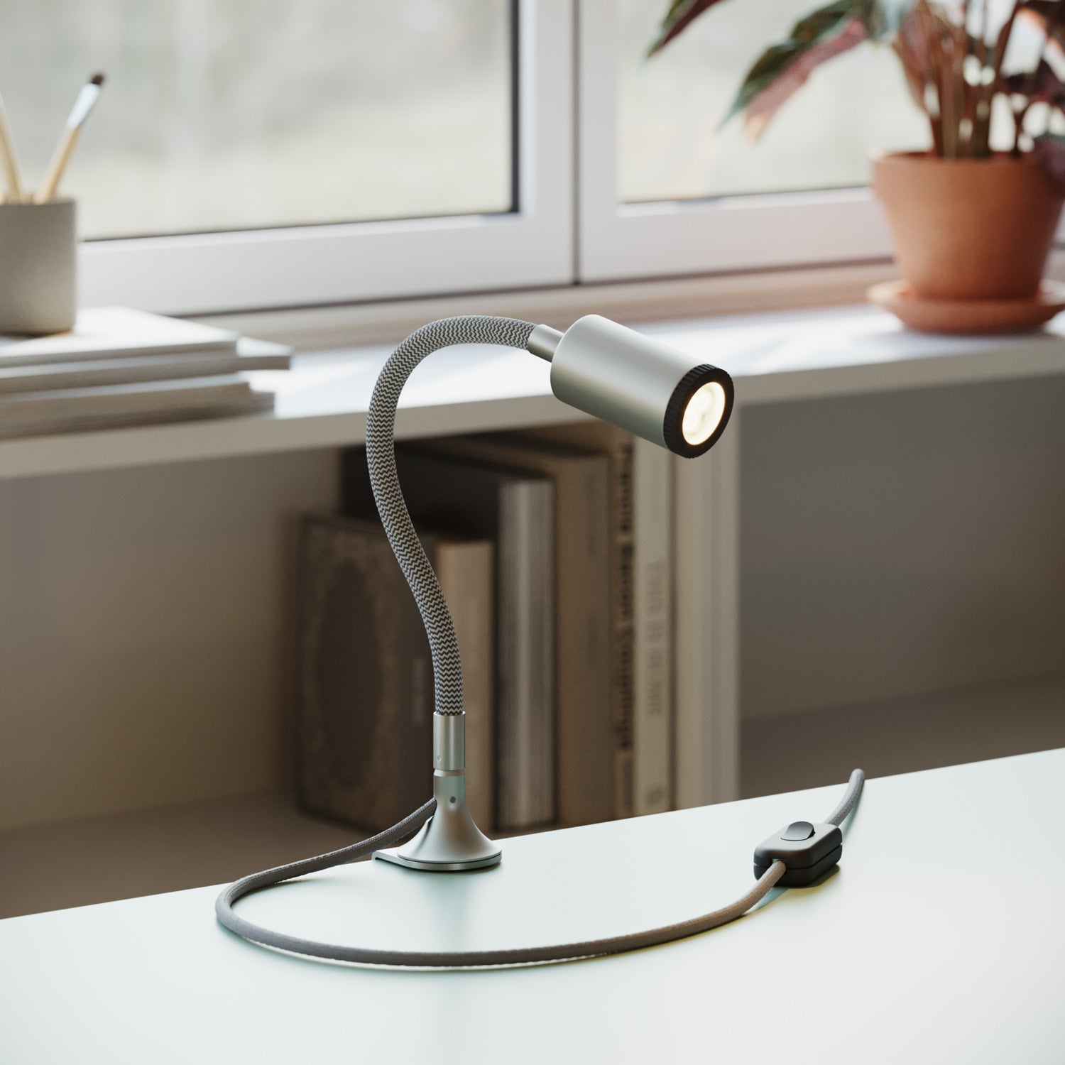 Faretto snodabile MAG-Y con pinza e spina UK - Titanio satinato