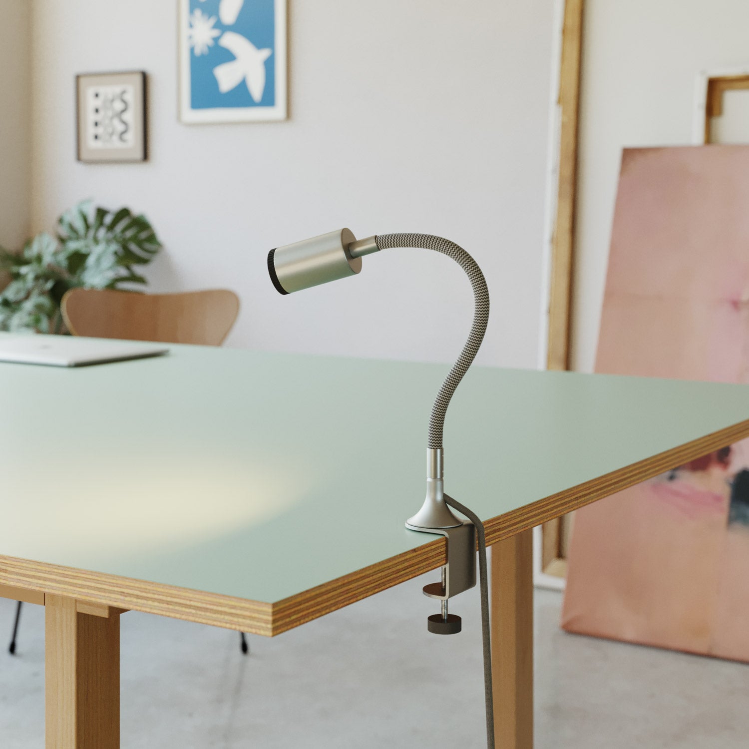 Faretto snodabile MAG-Y con pinza e spina UK - Titanio satinato