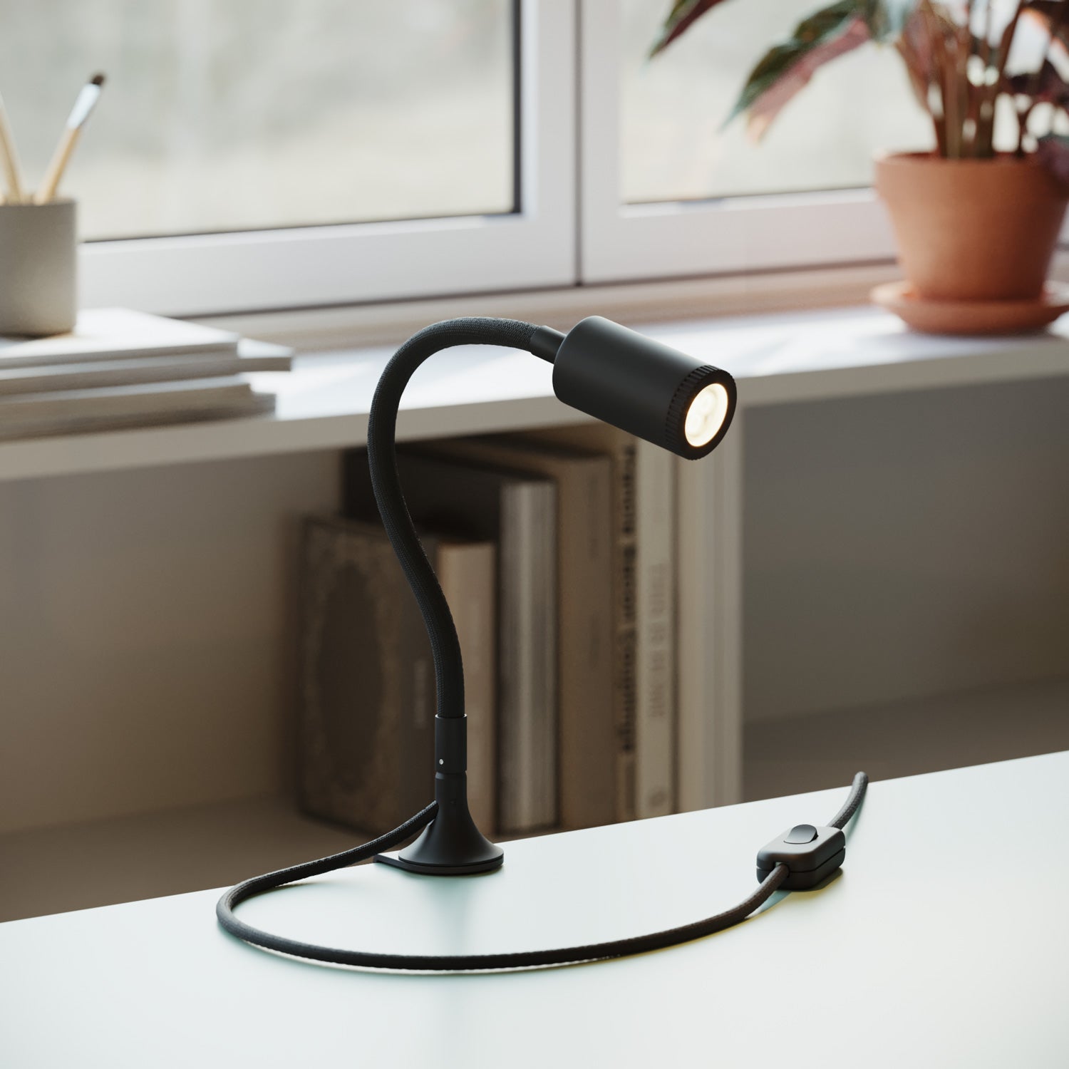 Faretto snodabile MAG-Y con pinza e spina UK - Nero