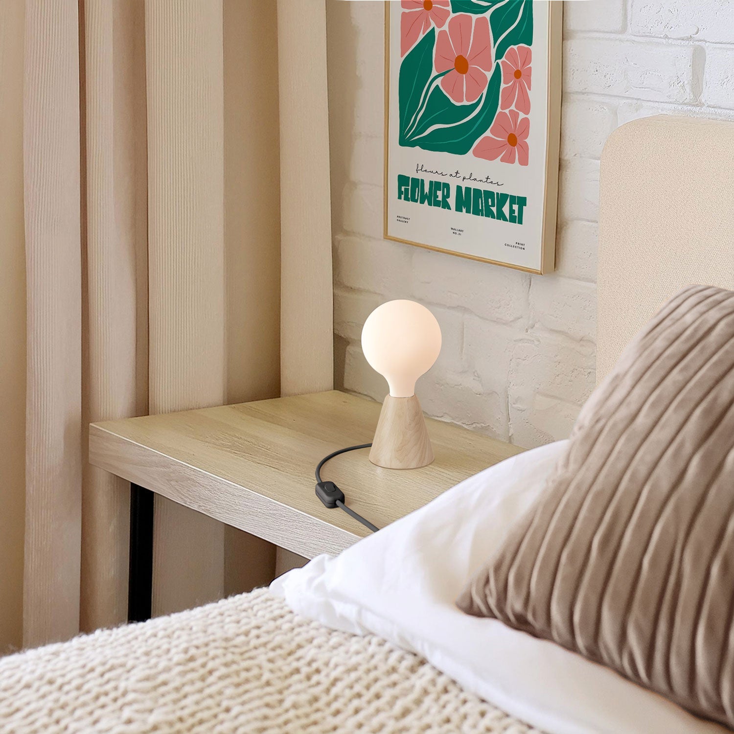 Lampada da tavolo con base in ontano, lampadina a effetto porcellana, cavo RM04 e spina UK