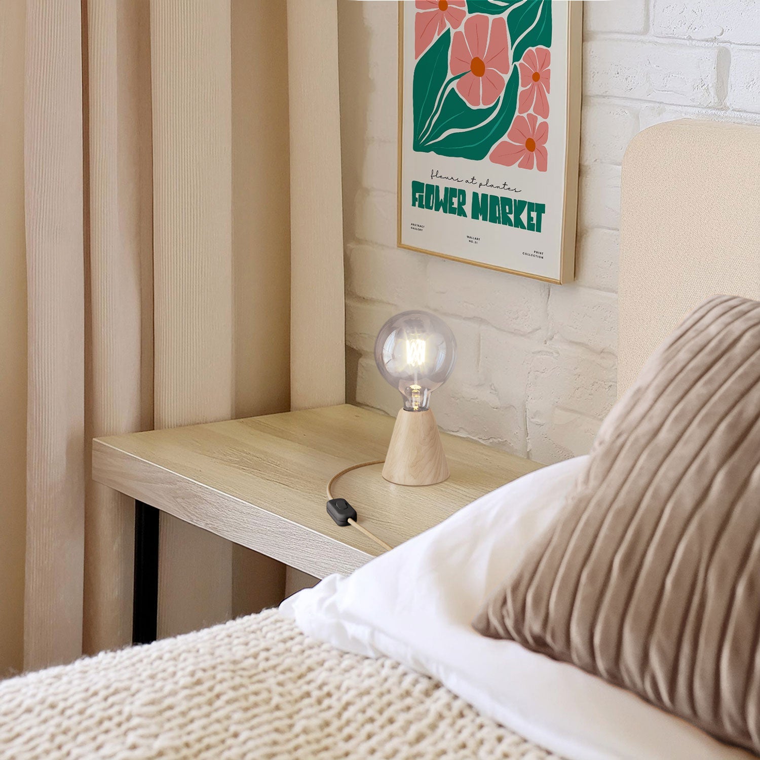 Lampada da tavolo con base in ontano, lampadina trasparente, cavo RN06 e spina UK