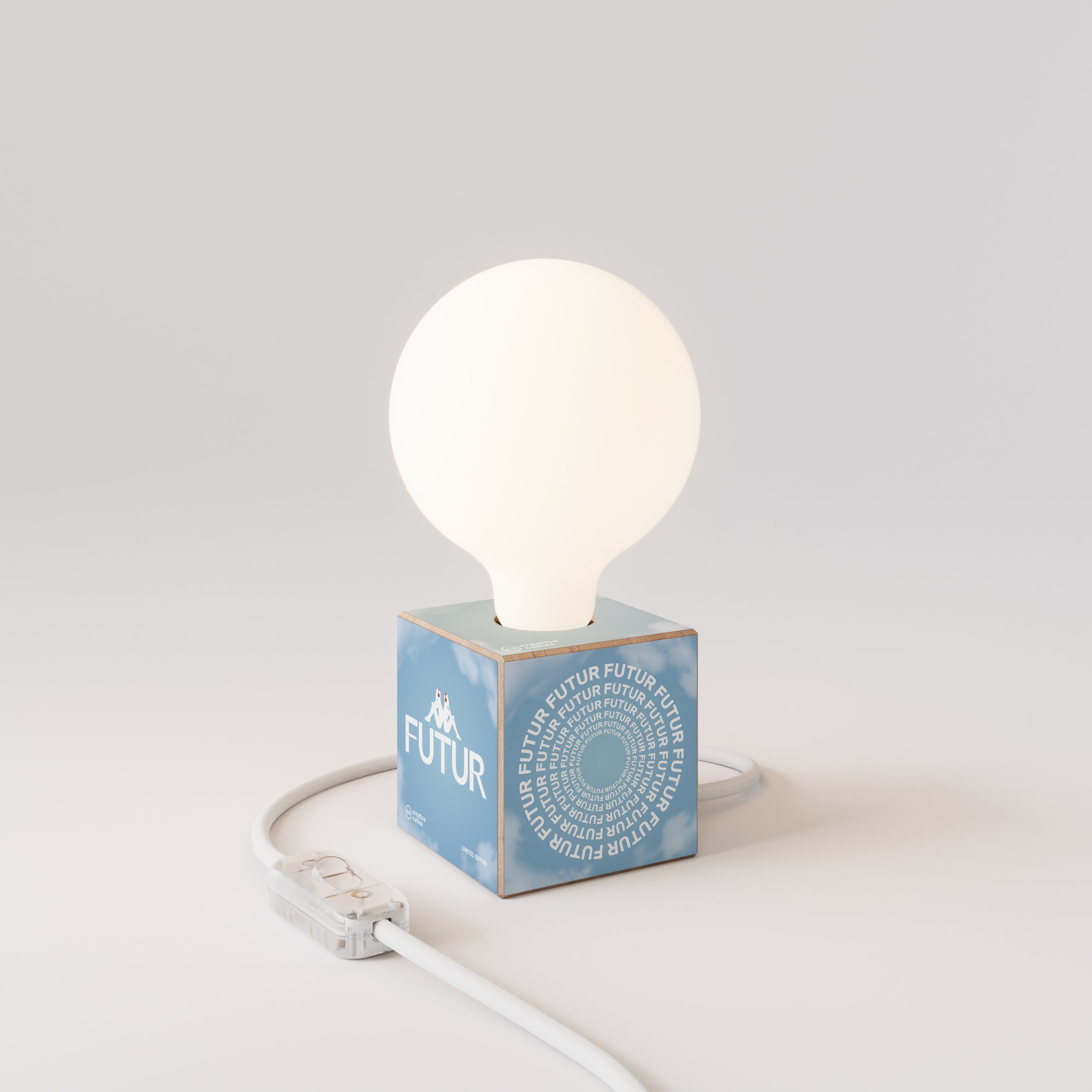 Lampada da tavolo Cubetto "Futur" con lampadina globo effetto porcellana - Futur festival - Creative Cables