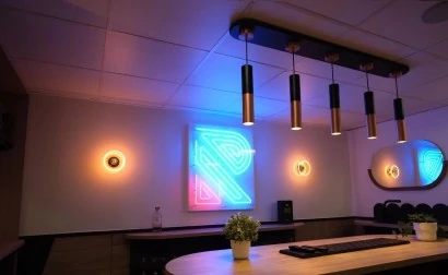 Konferenčna soba, tri identitete. Osvetljuje jih Creative Cables